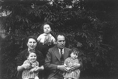 Blumbergs
Left to right
Rosa Blumberg (Flaksman), Elias Blumberg, Feive Blumberg
Children at bottom: Vera Blumberg and Tsippa Blumberg
