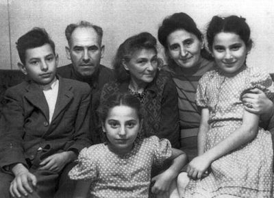 Blumberg family
Left to right.
Elias Blumberg, Feive Blumberg, Dora Gutman, Rosa Blumberg (Flaksman), Tsipa Blumberg
At bottom: Dveire Blumberg
