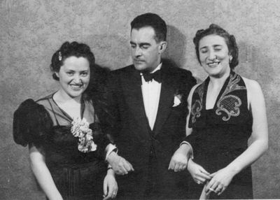 20
Left to right: Tsippa Levin (Bovschover), ?, ?
