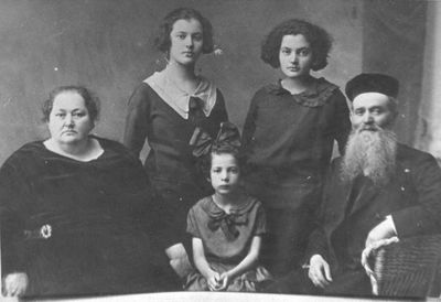 Bovschover
Left to right.
Mme Bovschover, Zippa Levin (Bovschover), Monja Ljubarov (Bovschover), Father Bovschover
Girl - Epstein
Keywords: [L] [E]