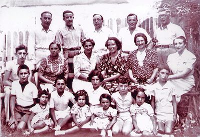 Braschinsky family - 1939, Narva Jõesuu
Left to right.
Standing: Braschinsky brothers Josif, Isak, Jacov, Benjamin and Hirsch 
Middle row: Ljeva, Dora, Ljuba, Anja, Sina and Anchen
Sitting on the ground: Hardy, Lia, Osja, Faja, Beata, Ruth, Herman, Inna and Ljenya 
