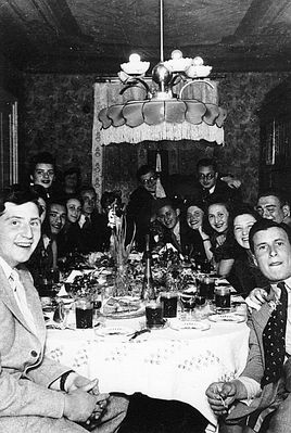 Friends gathering in Tallinn 1/6/1940
On the right - Jacob Aronovitsch
Standing on the left Jette Hirschmann
