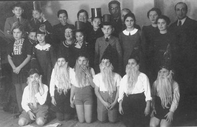 Purim - Pärnu - 6.03.1938
Left to right.
Bottom row: Leo Birin, Lea Haitov, Pessi Permand, ?, Ljuba Haitov, ?
Middle row: Daisy Levin, ?, Elina flaks, Rosa Migdal, ?, Soli Gordin, Ester Haitov, ?, ?
Top row: Benno Gordin, ?, Haja Ogints, ?, Eliohu Permand, (dr) Abram Levin, ?, ?
