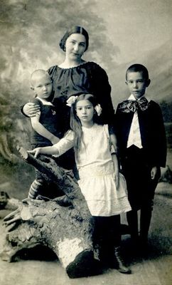 Gordin Revecca with Brisk children  - Põltsamaa (~1913)
Revecca Gordin with Herman and Hilda Brisk children Kolja, Asya and Solomon Brisk
Keywords: [G]