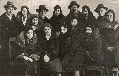 Valga 26/3/1931
Left to right.
Top row: ?, ?, Hirsch Slomka, Frieda Bachmat, Dr Polikovski, ?, Isak Bachmat
Middle row: Miri Slomka
Bottom row: ?. ?, Tsila Slomka, Toni Kats, Netsi Kagan 

