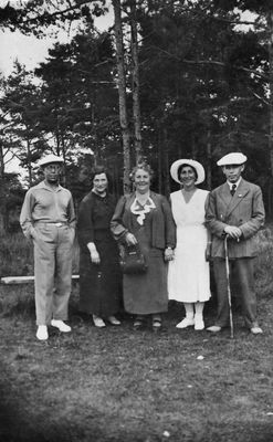 Asnovitsch family with guests
Left to right:
M. Zitomirski, F. Levin, C. Asnovitsch, E. Zitomirski, A. Levin

Beginning of 1930s at the summer house of Asnovitsch family in Nõmme
Keywords: [Z] [L]