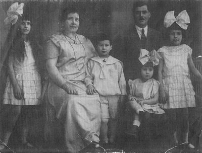 Aronovitsch family
Left to right.
Hilda, Marta, Jasha, Schmerl, Zhenny, Hilda
