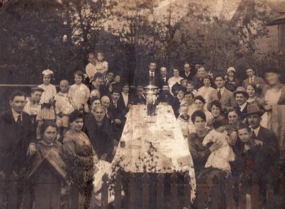 Briz (Brit Mila) of Hessi Aronovitsch born 1919
The happening at Siimoni t. in Tallinn.
On the picture Bovschover, Epstein.
At the back Gluschkin
On the right side standing in the middle (without hat) is Jacob Aronovitsch.  Left from him (on the picture) and behind stands Raja Bam (Koslovski). First from right near the table (with child) is Meri Smolensk (Aronovitsch).
