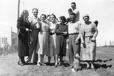 Bakscht Levitin Vilenski - estonians in Israel
Left to right: ?, Abram Levitin, Dora Levitin, Tatjana Bakscht (Amitan), Anna (Baby) Feinstein, ?, Ella Vilenski (Amitan)
Keywords: [V] [L]