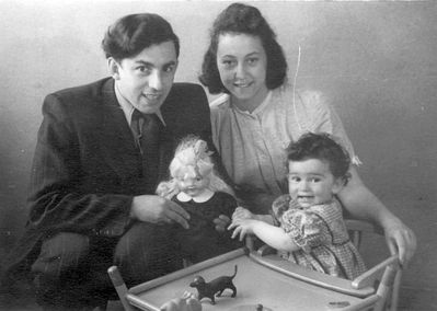 Blechman family
Elja Blechman, Hesse Kitt (Blechman, nee Pozaisky) with Riva Kaplan (Blechman)
