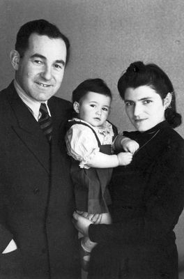 Danzig family - 18.3.1950
Abram, Gili and Berta Danzig (Itskovitsch)
