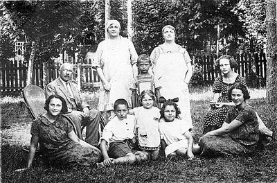 Epstein and Kaplan family 1925
Front row: Epstein, Benno Epstein, Epstein, Riva Kaplan. Fenja Kaplan
Boy in the middle Samuil Kaplan
Second row: Leib Kaplan, Malka Kaplan, Epstein, Epstein

Jewish pansion in Narva Jõesuu. Approx. 1925
