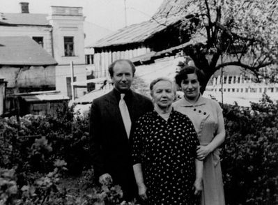 Fainmann
Left to right.
David, Ette and Dora Fainmann
