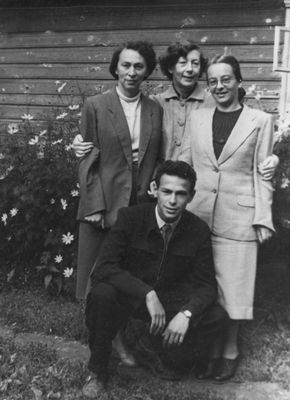 Klas and Ekston  7/1956 Pärnu
Left to right: Anna Klas (Gurevitsch), Anna Ekston (Epstein), Irene Falstein (Klas), Eri Klas
Keywords: [K] [F]