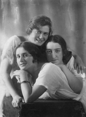 Amitan & Hilevitsch - 1923 Tartu
Left to right:
Lena Dobruschkes (Amitan), Frieda Hasak (Hilevitsch)
At bottom: Tasja Bakscht (Amitan)
