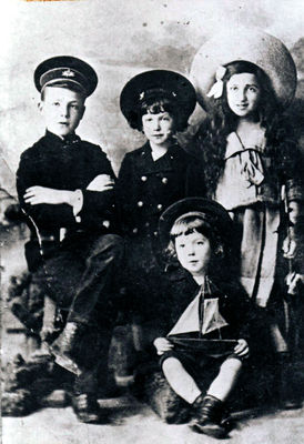 Dolinsky children
Left to right: Elischa, Seymour (Zusman), Morris (Michael), Francis (Drora?). Probably in Tartu in ~1913
