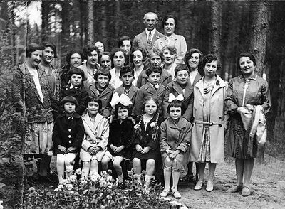 Elva 1928
Left to right.
Bottom row: ?, ?, ?, Sara Barnoy (Epstein), Schulamit Sverdlov (Pajenson)
II row from bottom, children: ?, ?, Leo Gens, Borja Grobin/Tolja Kremer, ?
Adults: IV - Betti Gens (Nevjaski), VII from left Berta Gens (Maltinski), behind her on the right - Zerna Gens
              IV from right Zenja Giniziski (Usvanski), Berta Kolovski
On the very top: Mark Kolovski, ?
