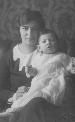 Epstein 1931
Riva Epstein with daughter Lia. Riva - wife of Dr David Epstein
