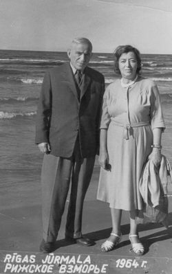 Epstein
Dr David Epstein with wife Riva (maiden Levin)
