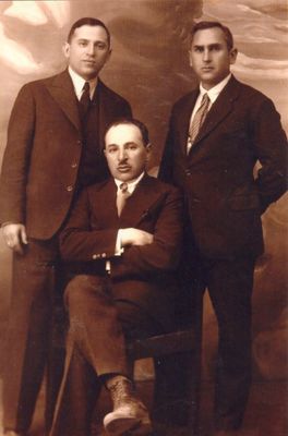 Epstein 1933
Left to right
David Epstein, David Epstein (his cousin)
Sitting: Sender Rubinovitsch 
Keywords: [R]