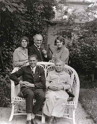 Feinstein family in the garden of their house in Tallinn (Tatari tn.) , 1928
Left to right:
Standing: Anna (Baby) Feinstein, Aharon Feinstein, Raja Drabkin (Feinstein)
Sitting: Max Feinstein, Rebecca Feinstein (Lopatnikov)
