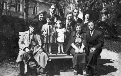 Ferdmans
Left to righ.
Moische Ferdman (1904-1976), Selda Sinder (Ferdman) (1901-1978), Gitta Fefer (Sinder), Samuil Ferdman (1902-1947), Etta Ferdman, Gessel Ferdman (1907-1967), ?, Sinaida Ferdman (Donets) (1912-1987), Mira Ferdman (1906-1974), Krigman 
