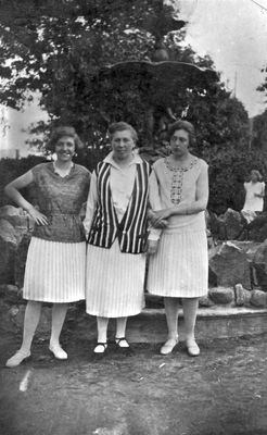 Donets in Narva ~1931
Left to right Musja Donets (1913-1984), Jetta Donets, Sinaida Ferdman (Donets) (1912-1987)
