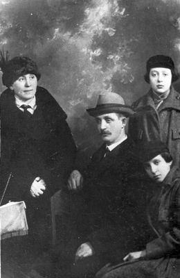 Donets family in Narva ~ 1928
left to right
Jetta Donets, Abram Donets, Sinaida Ferdman (Donets), Musja Burmistrovitsch (Donets) sitting
