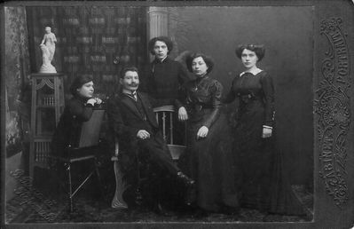 Gleser - Gordon -Turetsky
From left: Ida Gordon, Solomon Gordon, Gabriel Gordon, Berta Gordon-Gleser, Nyuta-Hana Turetsky

Keywords: [T]