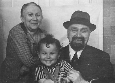 Gurevitsch
Kantor Yossef Gurevitsch, Ester Gurevitsch (Goz) and grandchild Eri Klas
Keywords: [K]
