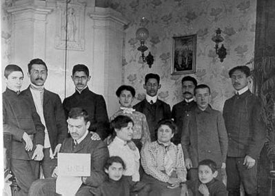 Gens family in 1905
Left to right.
Standing: Zali Gens, Nosson Gens, Abram Gens, Minna Elmer, Joe (Jossef) Gens, Naftali (Kolja) Gens, ?, Julius Gens
Sitting: Abram Morevsky,  Anna Morevsky (Mark), grandmother Ida Gens (Menaker) 
Ljuba Braschinsky (Gens), Jakob Gens
