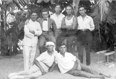 1927 group in Tel-Aviv
Left to right.
Standing: ?, ?, Jerachmiel Glickman, ?, Salmanovitsch
Bottom: ?, ?
