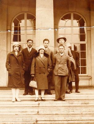 Partially identified people
Left to right. Front row: Rebekka Haitov, Ida Haitov, Joosep Hopp,
Second row: Abram Jossel Haitov, Ruve Minsker, Abram Rachmiel Haitov
