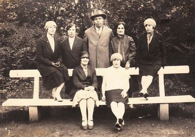 Haitov family
Left to right.
Sitting: Musja Schats (Glikman), Scheine (Klein)
Standing: Rebeka Haitov, Rahil Haitov, Abram Haitov, Ida Haitov (Glikman), Reise Hopp
