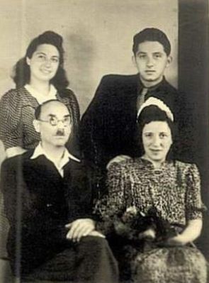 Gleser Teitelbaum - 1945
Left to right
Sitting: Aleksander Gleser, Berta Gleser (Katsev)
Standing: Zenni Teitelbaum (Gleser), Hirsch Gleser 
Keywords: [K] [T]