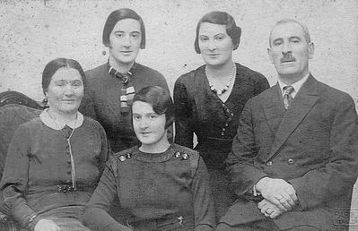 Jakobson family
Left to right: Betti Jakobson, Riva Spektor (Jakobson), Fanny Glickman (Jakobson), Nissan Jakobson
Bottom: Emma Nechama Friedman (Jakobson) 
