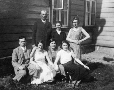 Jakobson family 1932
Left to right.
Standing: Jacob Jakobson, Betti Jakobson, Riva Spektor (Jakobson)
Sitting: ?, Emma Friedman (Jakobson), ?, Fanny Glickman (Jakobson)
