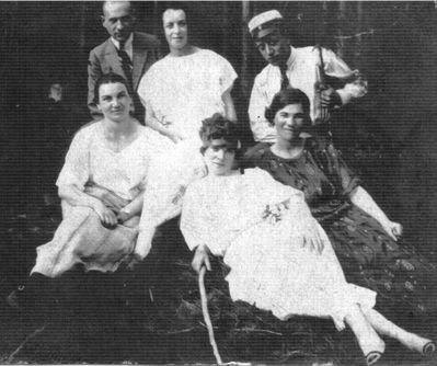 Goldbladt (Goldblatt) family
Left to right.
Sitting: Mascha Teitman (Goldbladt) (1892-1941), Dveira Goldbladt (1899-?), Ida Vigderhaus (Goldbladt) (1893-1982)
Standing: Selig Goldbladt (1864-?), Tsippa Goldblat (Levit) (1867-?), Abram (Haim) Goldbladt (1894-1925)
[i][b]The only confirmed individuals are Mascha Teitman and Ida Goldbladt. The rest may be wrong.[/b][/i]
