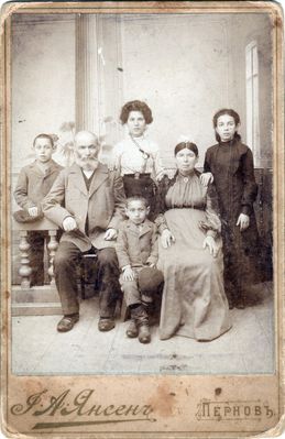 Itzik Goldmann and family - Pärnu, 1901
Left to right.
Savel (Zanno) Goldmann (1892-1960), Izhak Goldmann (1844-1904), Fanni Goldmann (?-1905), Nechemia Goldmann (1896-1988), Sara Goldmann (Goldberg) (1847-1939), Tekla (Taube) Goldmann (1891-1972)
