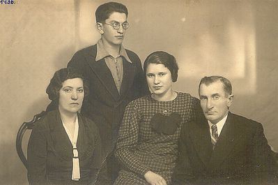 Gordin family - Pärnu 1936
Gita Gordin (Schepsl), Benjamin Gordin, Male Kiperman (Gordin), Joshua Gordin
