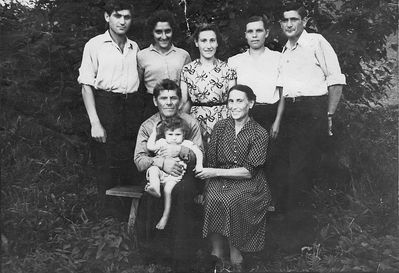 Gordin family (Pärnu)
Left to right.
Sitting: Benjamin Gordin with Aleksei Gordin, Scheine Gordin (Schindler)   
Standing: Sholem Gordin, Miriam Gordin, Schifre Brocha Gordin, Nadja Gordin, Haim Benzion Gordin
