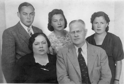 Grinstan
Left to right. 
Top: Mendel Grinstan  [img]http://muuseum.jewish.ee/md.gif[/img], Rachel Bakscht (Grinstan), Mascha Levin (Grinstan)
Bottom: Meri Grinstan (Vigodski)  [img]http://muuseum.jewish.ee/md.gif[/img], Harry Grinstan  [img]http://muuseum.jewish.ee/md.gif[/img]
