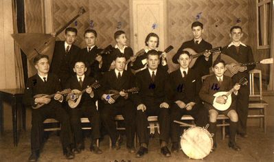 Achdut orchestra - 1937 - Pärnu
Left to right.
Back row: Samuel Mandelkorn, Hans Pikand, Ruven Mandelkorn, Sussi Goldberg, Sussman Leibo,  Scholem Schindler 
Front row: Hugo Pikand, Samuel Goldberg, Faiv Grodinski, conductor Hugo Klemmer, Elias Kuschner, Abraham Hopp
Missing: Sussman Gordin 
