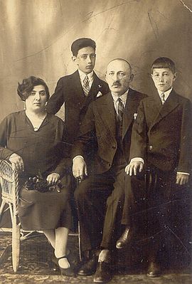 Grossman family
Lidia Grossman (Kofkin), Mones Grossman, Eliahu Grossman, Leo Grossman
