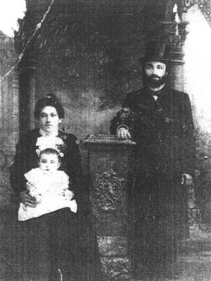 Rabbi Gurevitsch
Leib Gurevitsch and Slate Gurevitsch (Judeikin) with their son
Keywords: [Religion]