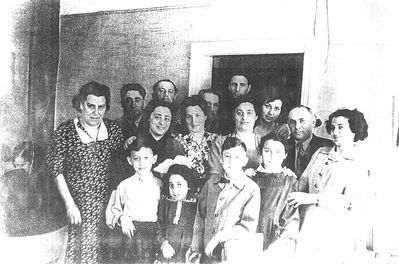 Elias Blumberg - Scheine Gurevitsch wedding - 1/5/1958 Viljandi
Left to right.
Top row: Lotte Gurevitsch (Mendelson), Abe Grabe, Jacov Gurevitsch, Abram Gurevitsch, Boris Gordin
Middle row: Noemi Elkind (Gurevitsch), Ida Grabe, Miriam Lazikin (Gurevitsch), Henrich (Henzi) Lazikin, Scheine Blumberg (Gurevitsch)
At bottom: Samuel Lazikin, Sonja Grabe, Leo Grabe, Rosa Gurevitsch
