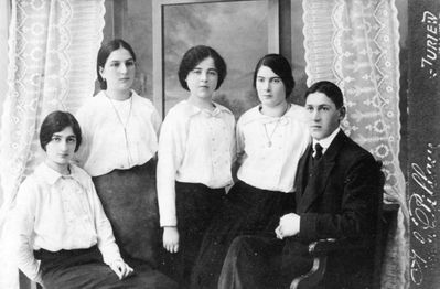 Glickman family
Ida Haitov (Glickman), Musja Glickman, Basja Berta Glickman, Ester Glickman, ?
