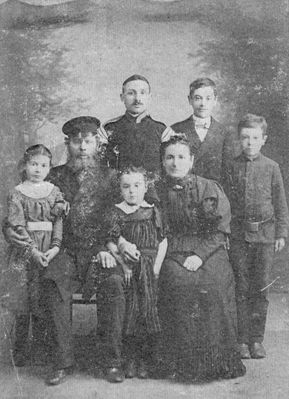 Itzoch family
Left to right.
Sitting:  Matla Beilinson, Avraham Izhak Itzoch (1839-1918), Sonja Berson, Lea Itzoch (1853-?) 
Standing: Reuven Itzoch (officer in the Czar Fleet - changed his name to Aleksandr Aleksandrovitsch Aleksandrov), Jehuda Itzoch (1880-1942), Shmuel Itzoch
