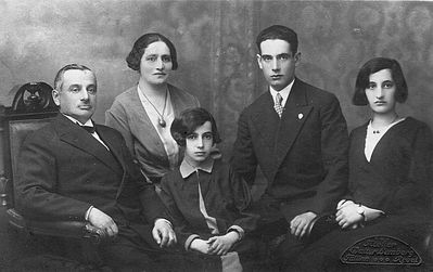 Jehuda Itzoch family
Left to right: Jehuda Itzoch, Ester Itzoch (Hait), Riva Nescher (Itzoch), Israel Itzoch (in Palestine Ben-Jehuda), Doba Itzoch
