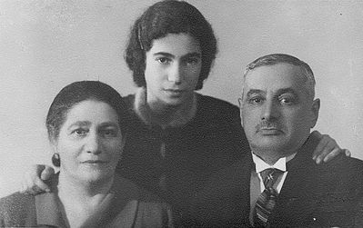 Itzoch family  1935
Left to right: Ester Itzoch (Hait), Riva Itzoch, Jehuda Itzoch
